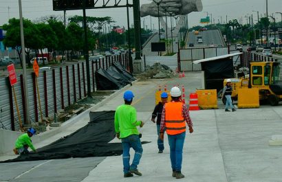 El segundo paso elevado de la Avenida Las Américas cuenta con cuatro carriles para el flujo sur-norte.