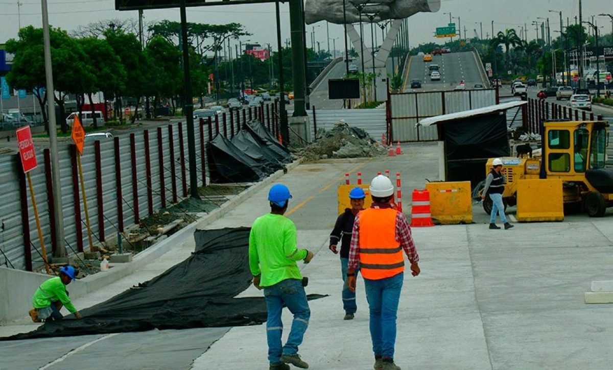 El segundo paso elevado de la Avenida Las Américas cuenta con cuatro carriles para el flujo sur-norte.