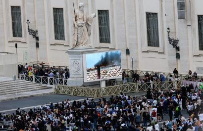El Vaticano emite segunda fumata negra: aún sin elección de Pontífice
