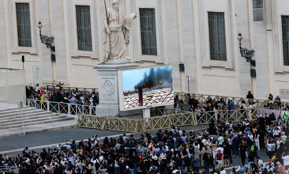 El Vaticano emite segunda fumata negra: aún sin elección de Pontífice