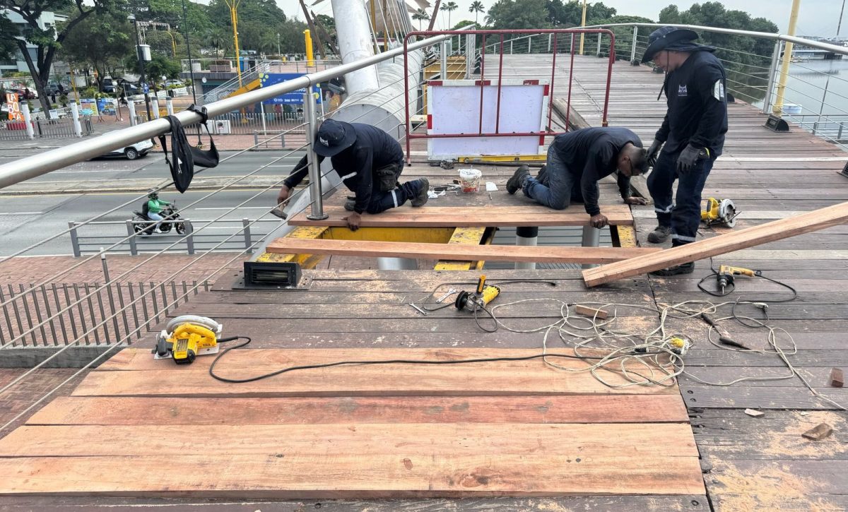 Estas labores, ejecutadas en el Malecón del Salado, buscan garantizar un paso seguro para los miles de transeúntes diarios.