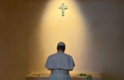 Papa León XIV ora ante la tumba de Francisco en Santa María la Mayor