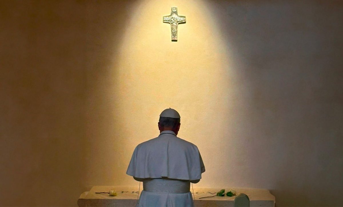 Papa León XIV ora ante la tumba de Francisco en Santa María la Mayor