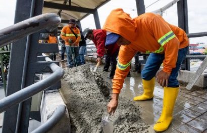 El paso peatonal de la Avenida 25 de Julio tiene 53 metros de largo, conecta con la parada de la Metrovía y facilita el acceso al hospital.