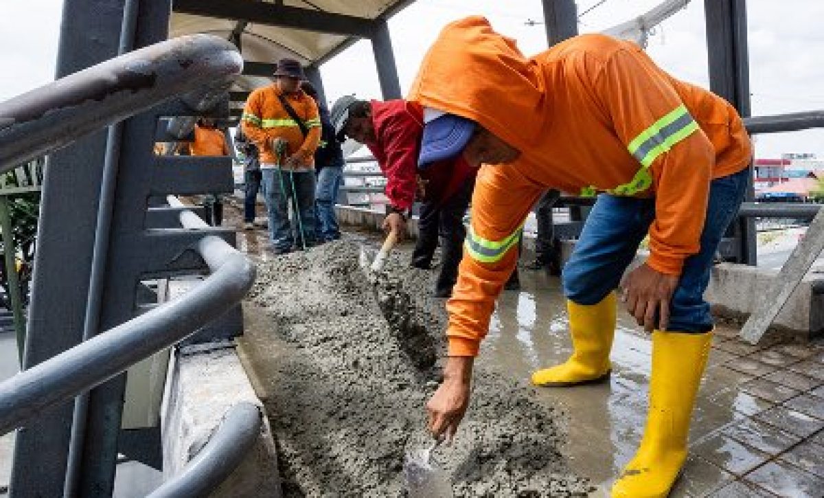 El paso peatonal de la Avenida 25 de Julio tiene 53 metros de largo, conecta con la parada de la Metrovía y facilita el acceso al hospital.