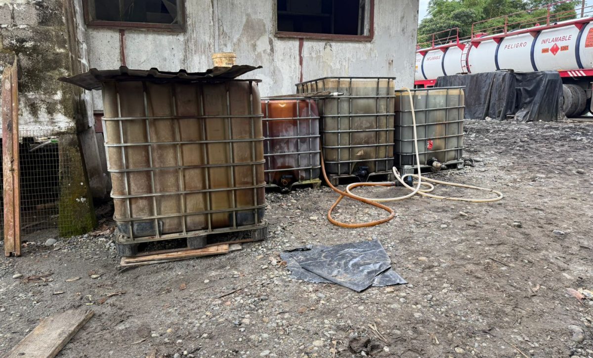 El combustible era almacenado en cisternas, dijo la Policía.