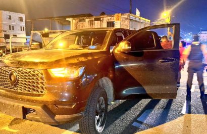 La camioneta donde andaban los dos detenidos tras una persecución policial.