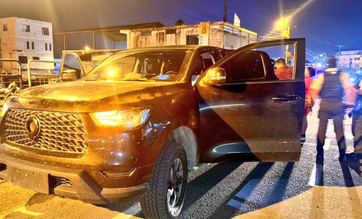 La camioneta donde andaban los dos detenidos tras una persecución policial.