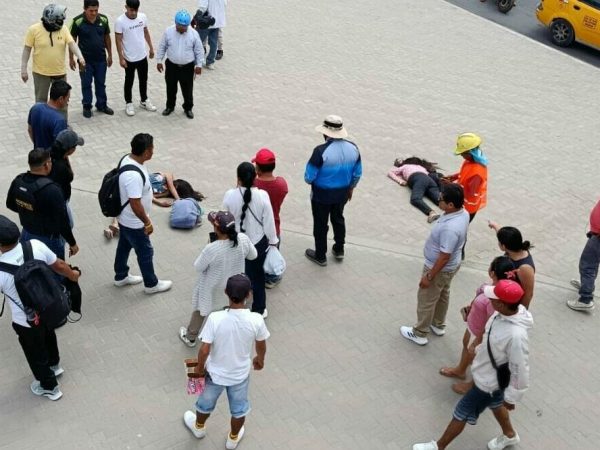 Embarazada baleada afuera de universidad en Santa Elena
