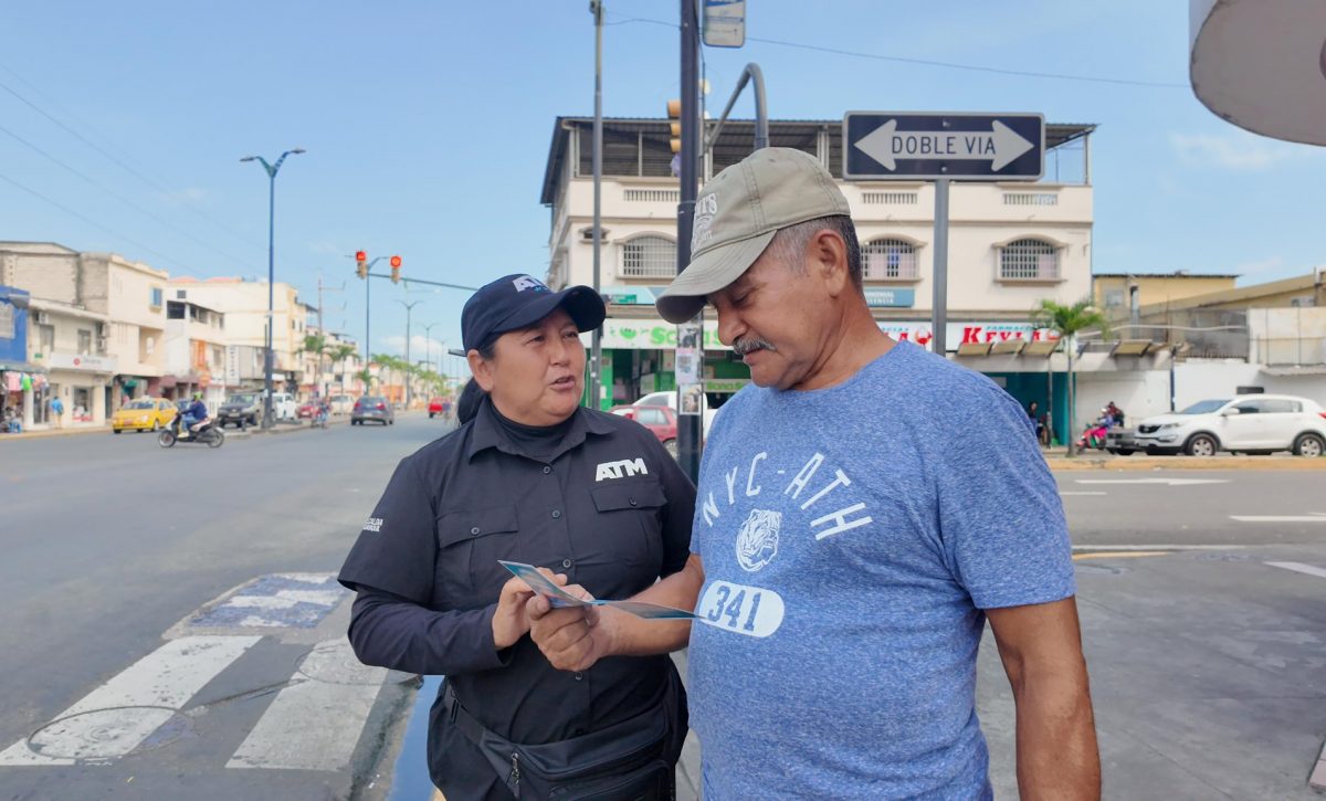 Los vehículos estacionados en los carriles exclusivos de la Troncal 4 enfrentarán sanciones.