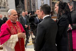 Primera dama de Ecuador pidió al papa León XIV bendecir su rosario