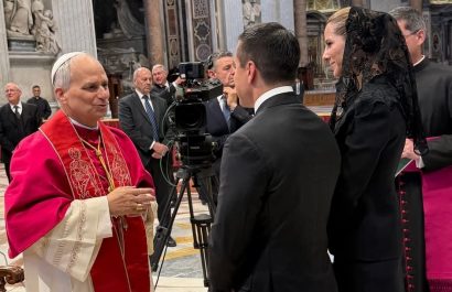 Primera dama de Ecuador pidió al papa León XIV bendecir su rosario