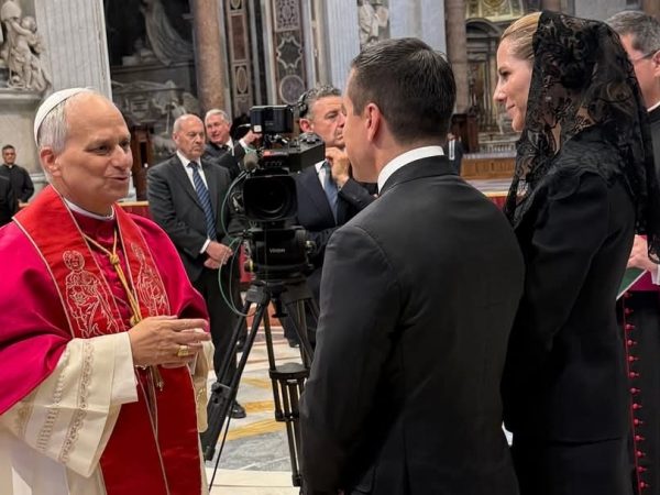 Primera dama de Ecuador pidió al papa León XIV bendecir su rosario
