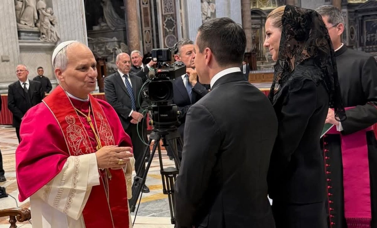 Primera dama de Ecuador pidió al papa León XIV bendecir su rosario
