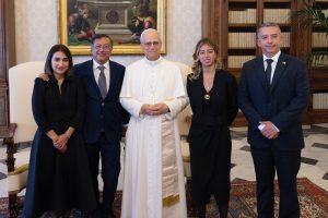 El papa León XIV junto al presidente de Colombia, Gustavo Petro.
