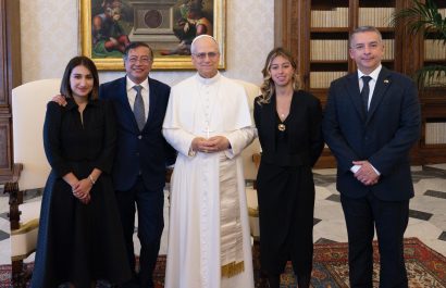 El papa León XIV junto al presidente de Colombia, Gustavo Petro.
