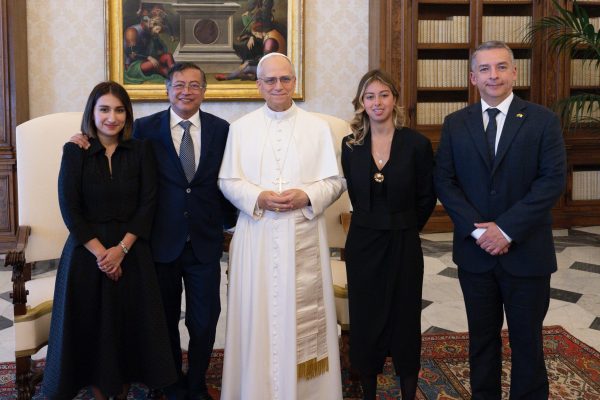 El papa León XIV junto al presidente de Colombia, Gustavo Petro.