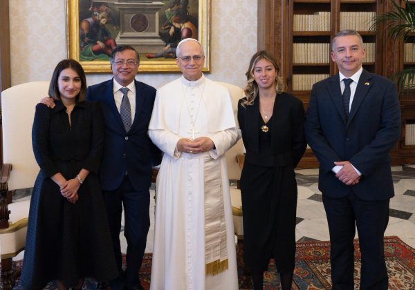 El papa León XIV junto al presidente de Colombia, Gustavo Petro.