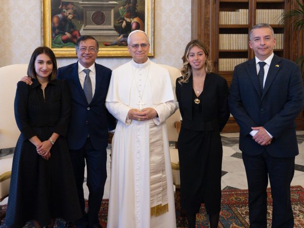 El papa León XIV junto al presidente de Colombia, Gustavo Petro.