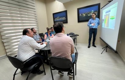 El proyecto de alumbrado público abarca calles, avenidas y más de 140 parques regenerados.
