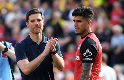 El entrenador Xabi Alonso junto al defensa ecuatoriano Piero Hincapié.