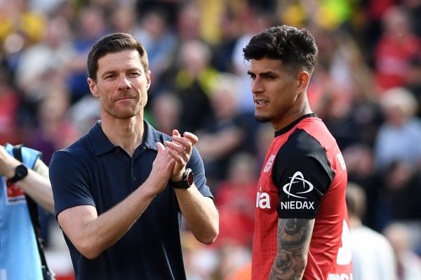 El entrenador Xabi Alonso junto al defensa ecuatoriano Piero Hincapié.