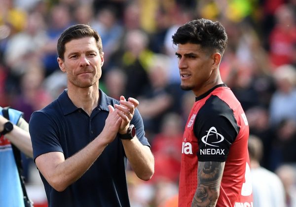 El entrenador Xabi Alonso junto al defensa ecuatoriano Piero Hincapié.