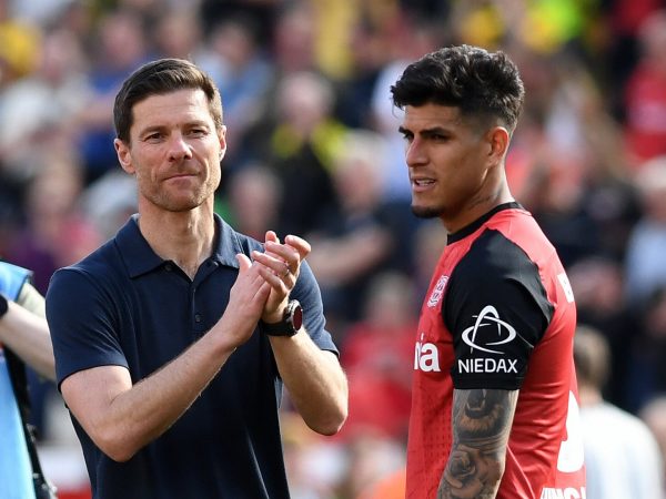 El entrenador Xabi Alonso junto al defensa ecuatoriano Piero Hincapié.