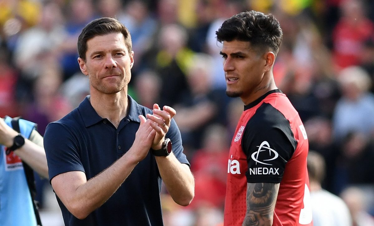 El entrenador Xabi Alonso junto al defensa ecuatoriano Piero Hincapié.