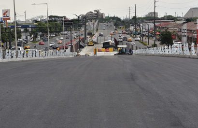 gundo tramo del paso peatonal en la Avenida de las Américas beneficia a más de 104.000 conductores diarios.