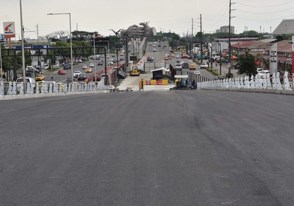 gundo tramo del paso peatonal en la Avenida de las Américas beneficia a más de 104.000 conductores diarios.