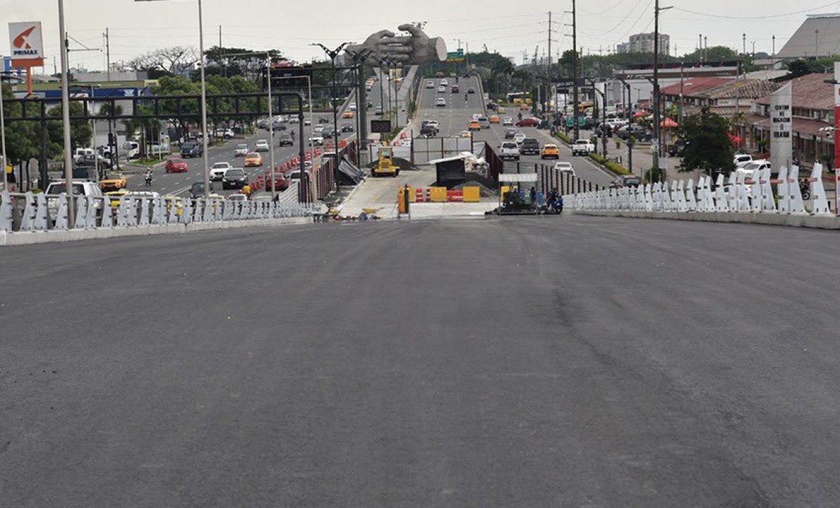 gundo tramo del paso peatonal en la Avenida de las Américas beneficia a más de 104.000 conductores diarios.