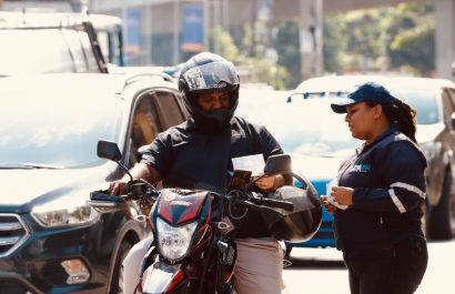 Conductores y pasajeros deben usar cascos certificados para evitar multas, según informó La ATM.