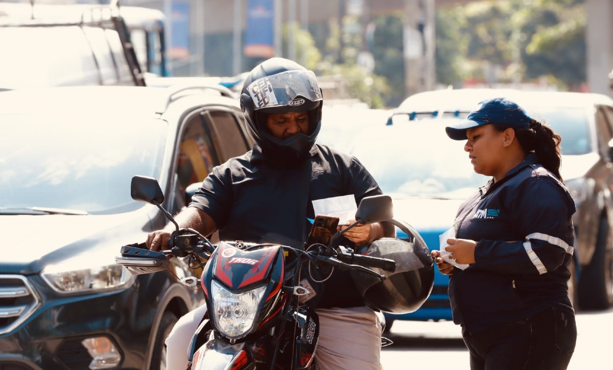 Conductores y pasajeros deben usar cascos certificados para evitar multas, según informó La ATM.