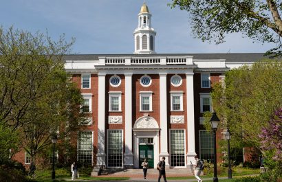 El gobierno de Trump le prohíbe a Harvard inscribir a estudiantes extranjeros: los que están cursando deberán cambiarse de universidad.