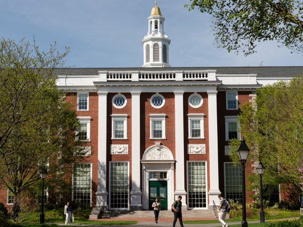 El gobierno de Trump le prohíbe a Harvard inscribir a estudiantes extranjeros: los que están cursando deberán cambiarse de universidad.