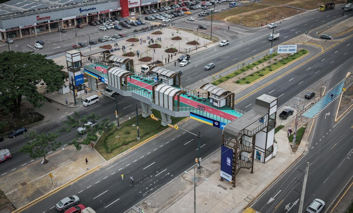 Se inauguran dos pasos peatonales en los kilómetros 11.8 y 14.2 de la Vía a la Costa.