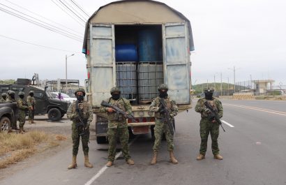 Fuerzas Armadas decomisan 3.500 galones de diésel en operativo en Santa Elena.