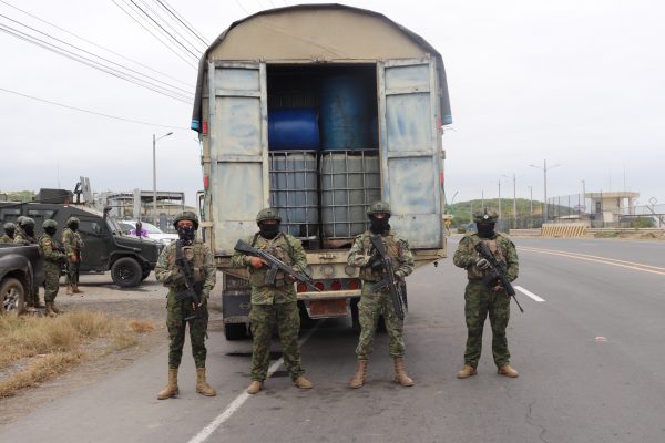 Fuerzas Armadas decomisan 3.500 galones de diésel en operativo en Santa Elena.