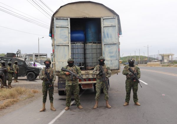 Fuerzas Armadas decomisan 3.500 galones de diésel en operativo en Santa Elena.