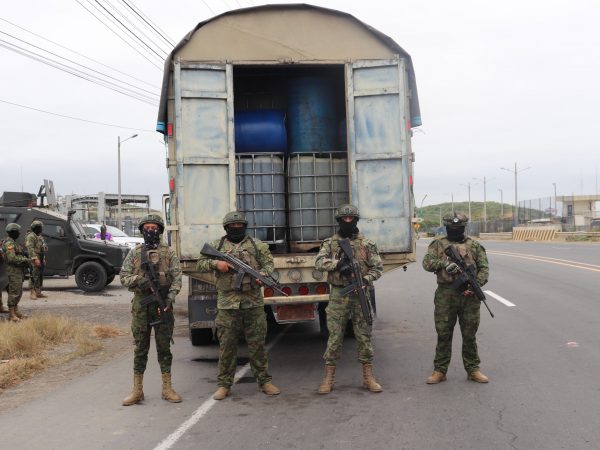 Fuerzas Armadas decomisan 3.500 galones de diésel en operativo en Santa Elena.