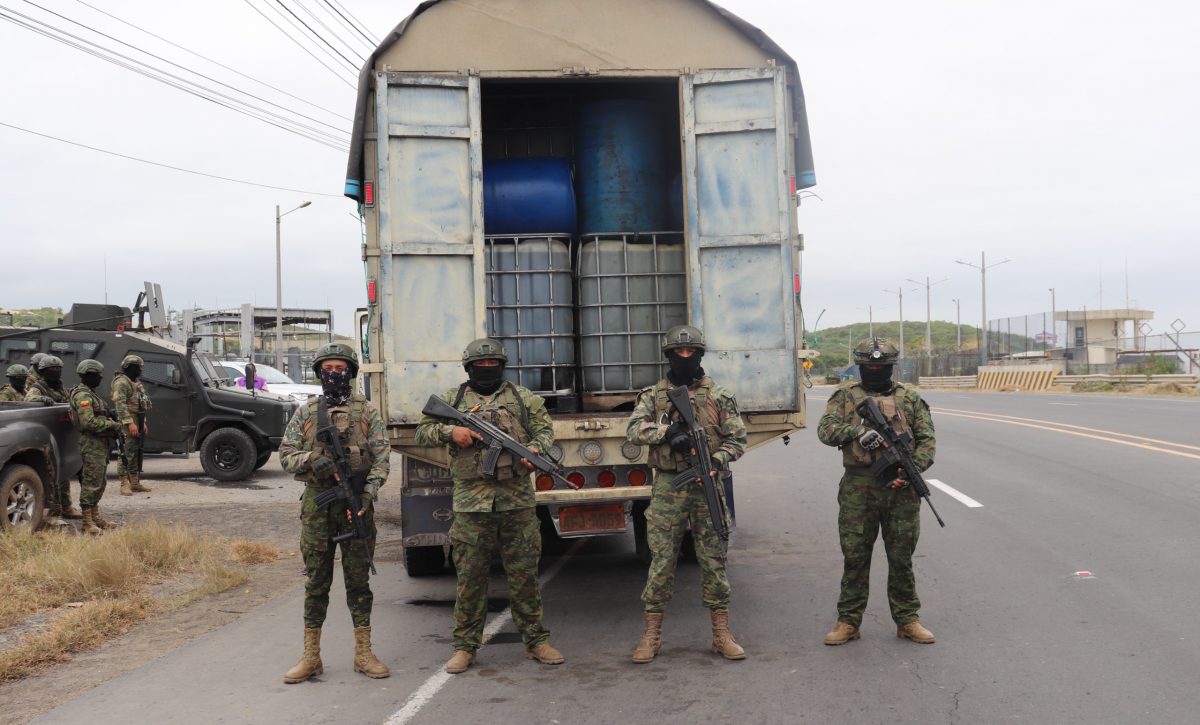 Fuerzas Armadas decomisan 3.500 galones de diésel en operativo en Santa Elena.