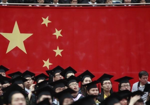 EE.UU. rechaza visa a estudiante China en medio de restricciones migratorias.