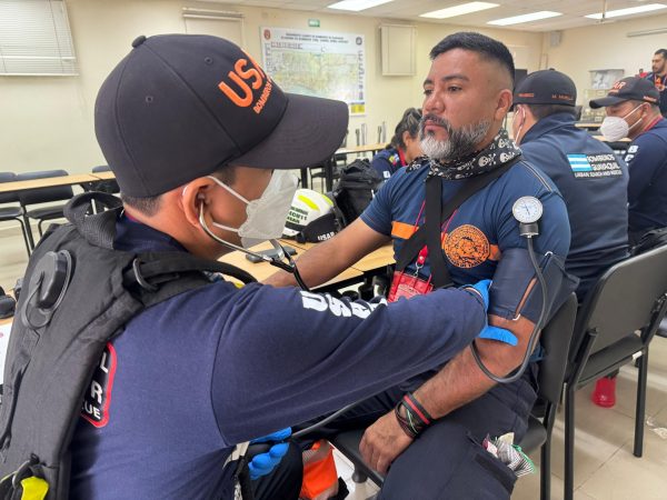 El entrenamiento de los Bomberos de Guayaquil incluye búsqueda técnica y replica escenarios reales de desastres.