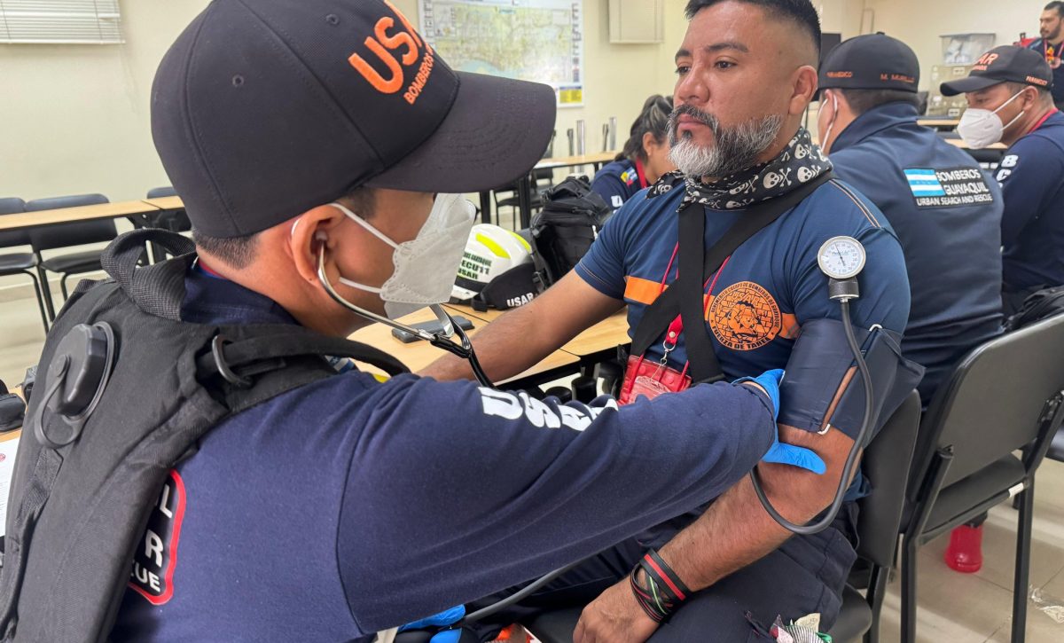 El entrenamiento de los Bomberos de Guayaquil incluye búsqueda técnica y replica escenarios reales de desastres.