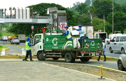 Entre los desechos recolectados destacaron escombros, plásticos, basura domiciliaria mal dispuesta y desperdicios arrojados desde vehículos. Los trabajos de limpieza que abarcaron tres arterias clave de Guayaquil.