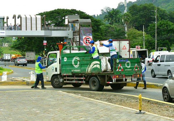 Entre los desechos recolectados destacaron escombros, plásticos, basura domiciliaria mal dispuesta y desperdicios arrojados desde vehículos. Los trabajos de limpieza que abarcaron tres arterias clave de Guayaquil.