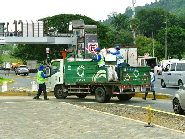 Entre los desechos recolectados destacaron escombros, plásticos, basura domiciliaria mal dispuesta y desperdicios arrojados desde vehículos. Los trabajos de limpieza que abarcaron tres arterias clave de Guayaquil.