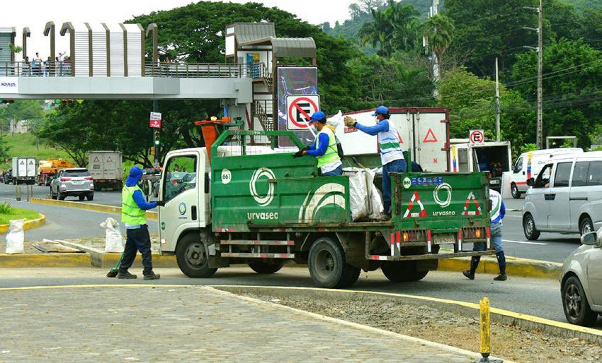 Entre los desechos recolectados destacaron escombros, plásticos, basura domiciliaria mal dispuesta y desperdicios arrojados desde vehículos. Los trabajos de limpieza que abarcaron tres arterias clave de Guayaquil.