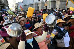 Bloqueos en Bolivia escalan con violencia y pérdidas millonarias